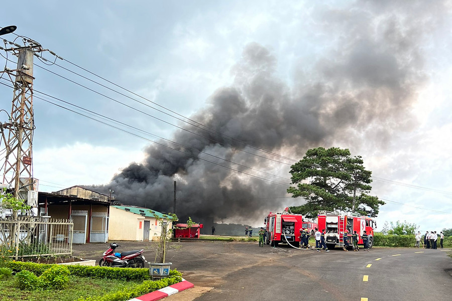 Phòng Cảnh sát PCCC và CNCH Công an tỉnh chữa cháy tại một vụ hỏa hoạn ở phường Thống Nhất (TP. Pleiku). Ảnh: Thiên Di Phòng Cảnh sát PCCC và CNCH Công an tỉnh chữa cháy tại một vụ hỏa hoạn ở phường Thống Nhất (TP. Pleiku). Ảnh: Thiên Di
