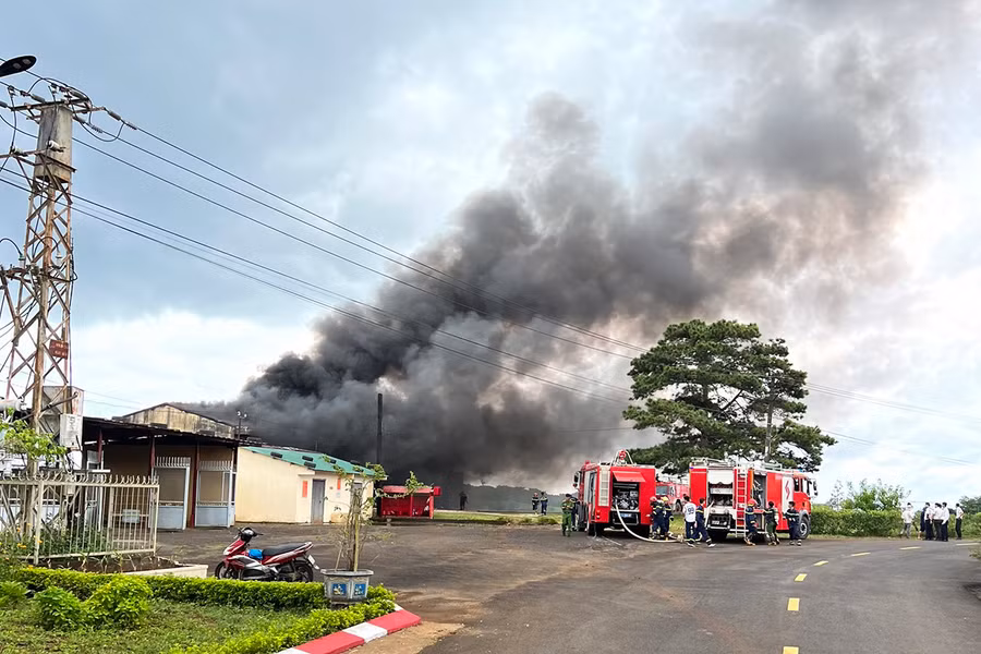 Phòng Cảnh sát PCCC và CNCH Công an tỉnh chữa cháy tại một vụ hỏa hoạn ở phường Thống Nhất (TP. Pleiku). Ảnh: Thiên Di