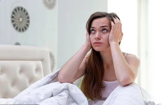 Lượng cortisol vốn đã tăng cao vào sáng sớm, lại được &quot;bồi thêm&quot; do uống cà phê đúng vào lúc này, sẽ tạo ra phản ứng căng thẳng trong cơ thể. Ảnh: Shutterstock
