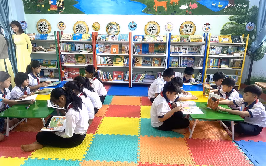 Các em học sinh Trường Tiểu học Kim Đồng đọc sách tại Thư viện thân thiện Room to Read. Ảnh: H.Đ.T