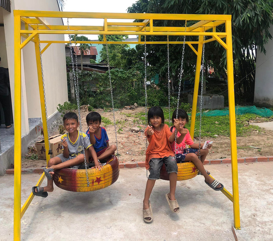 Có sân trường bằng bê tông, các em học sinh Trường Tiểu học Đinh Tiên Hoàng điểm trường H&apos;Lin 1 thêm không gian vui chơi rộng rãi. Ảnh: Phan Lài