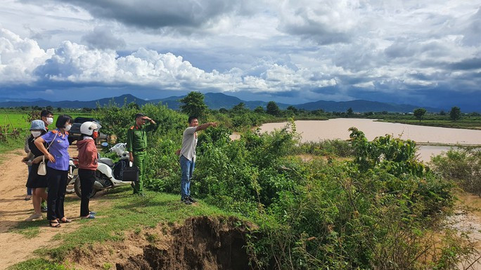 Công an huyện lên tiếng vụ ruộng lúa của 27 hộ dân thành mỏ cát - Ảnh 1. Ông Nguyễn Văn Tiến chỉ diện tích đất đã thuê của 27 hộ dân để trồng trọt nhưng lại cho người khác thuê lại với mục đích khai thác cát.