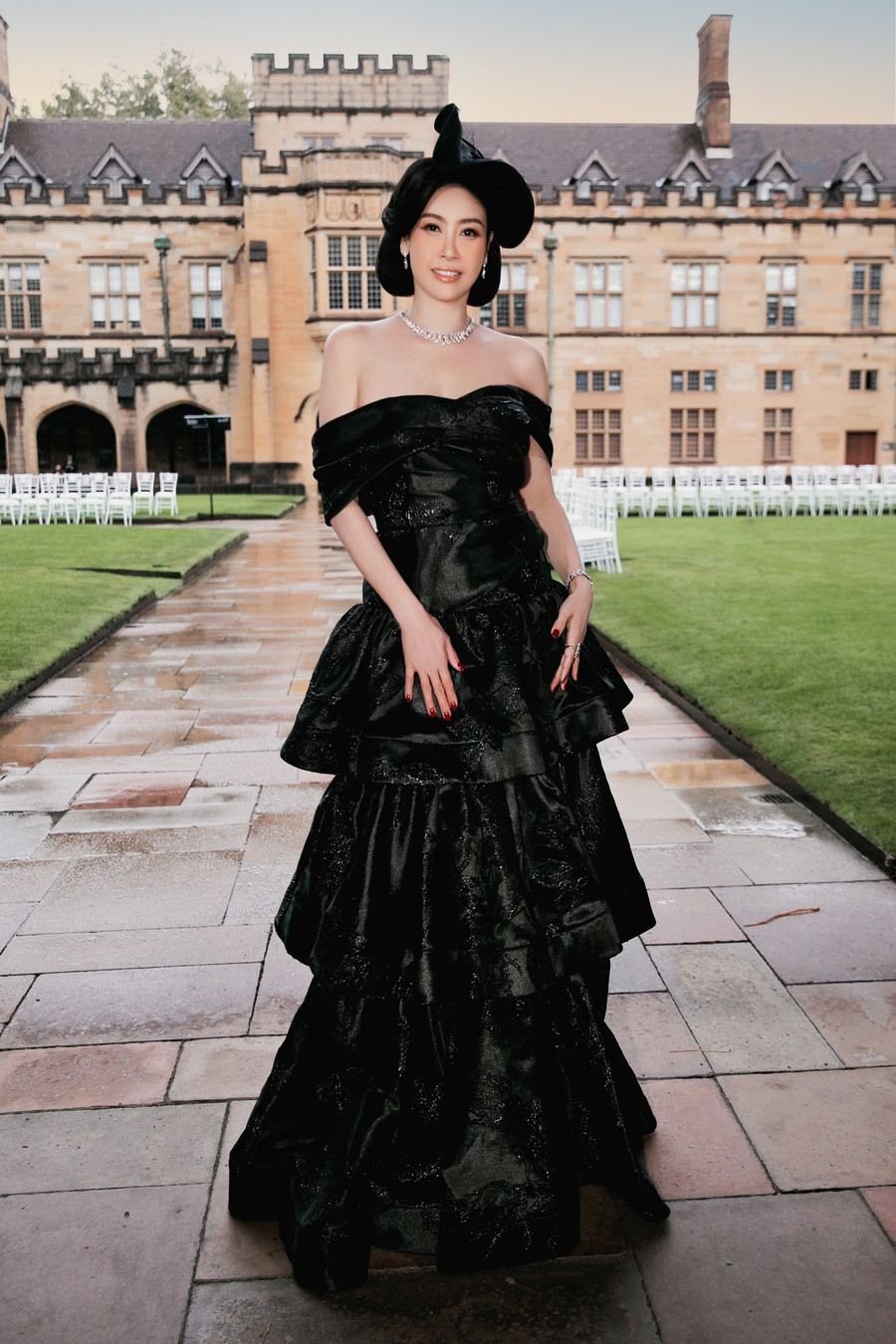 Hoa hậu Hà Kiều Anh diện đầm xếp tầng, thiết kế trễ vai bằng vải gấm. Trang phục với độ bồng bềnh, làm tăng vẻ nữ tính, phối cùng loạt trang sức kim cương. Ảnh: Kiếng Cận Hoa hậu Hà Kiều Anh diện đầm xếp tầng, thiết kế trễ vai bằng vải gấm. Trang phục với độ bồng bềnh, làm tăng vẻ nữ tính, phối cùng loạt trang sức kim cương. Ảnh: Kiếng Cận