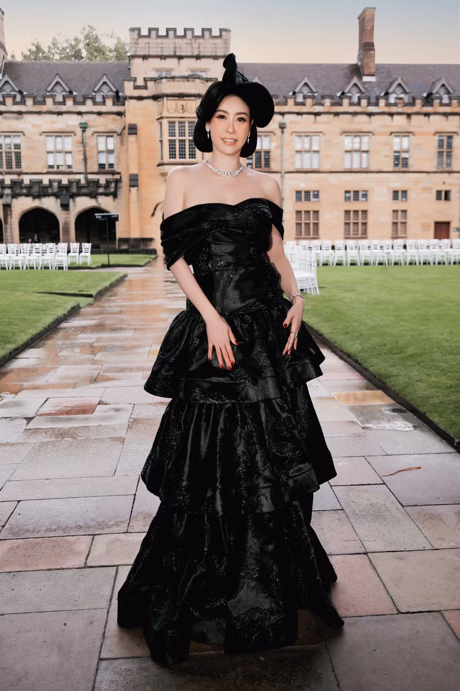 Hoa hậu Hà Kiều Anh diện đầm xếp tầng, thiết kế trễ vai bằng vải gấm. Trang phục với độ bồng bềnh, làm tăng vẻ nữ tính, phối cùng loạt trang sức kim cương. Ảnh: Kiếng Cận