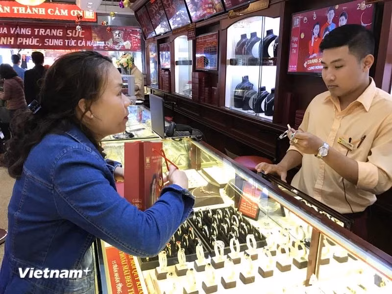 Khách hàng giao dịch vàng tại Hà Nội. (Ảnh: Đức Duy/Vietnam+) Khách hàng giao dịch vàng tại Hà Nội. (Ảnh: Đức Duy/Vietnam+)