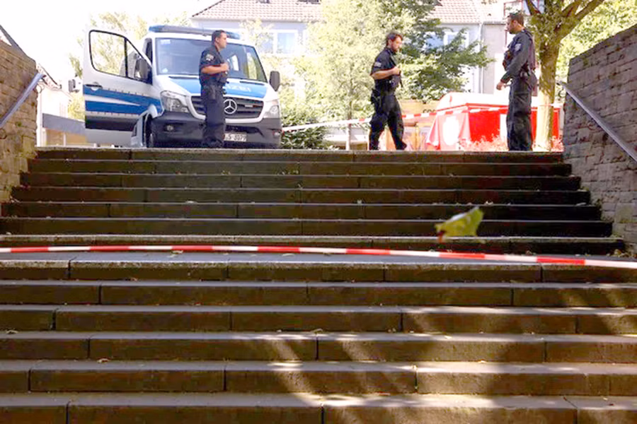 Cảnh sát điều tra tại hiện trường vụ tấn công bằng dao. Ảnh: Reuters