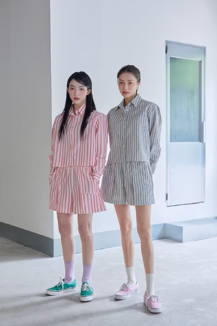 Nếu bạn gặp khó khăn hoặc chưa đủ tự tin mix trang phục sáng màu thì hãy tìm đến bộ đồ như ảnh minh họa. Bạn dễ dàng tìm mua chúng ở các cửa hàng thời trang trong khu vực sinh sống. Để tổng thể trở nên trọn vẹn hơn, đừng quên sử dụng phụ kiện nhé.