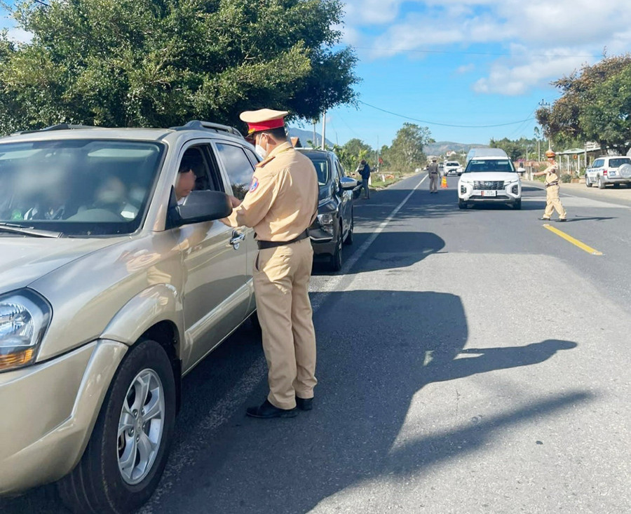 Lực lượng Cảnh sát Giao thông kiểm tra nồng độ cồn đối với các tài xế trên tuyến quốc lộ 19. Ảnh: Lê Anh Lực lượng Cảnh sát Giao thông kiểm tra nồng độ cồn đối với các tài xế trên tuyến quốc lộ 19. Ảnh: Lê Anh