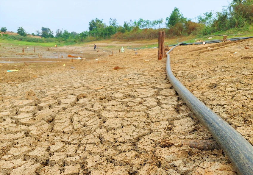 Hồ Thủy lợi C3 huyện Đăk Hà trơ đáy. Ảnh: ĐN.