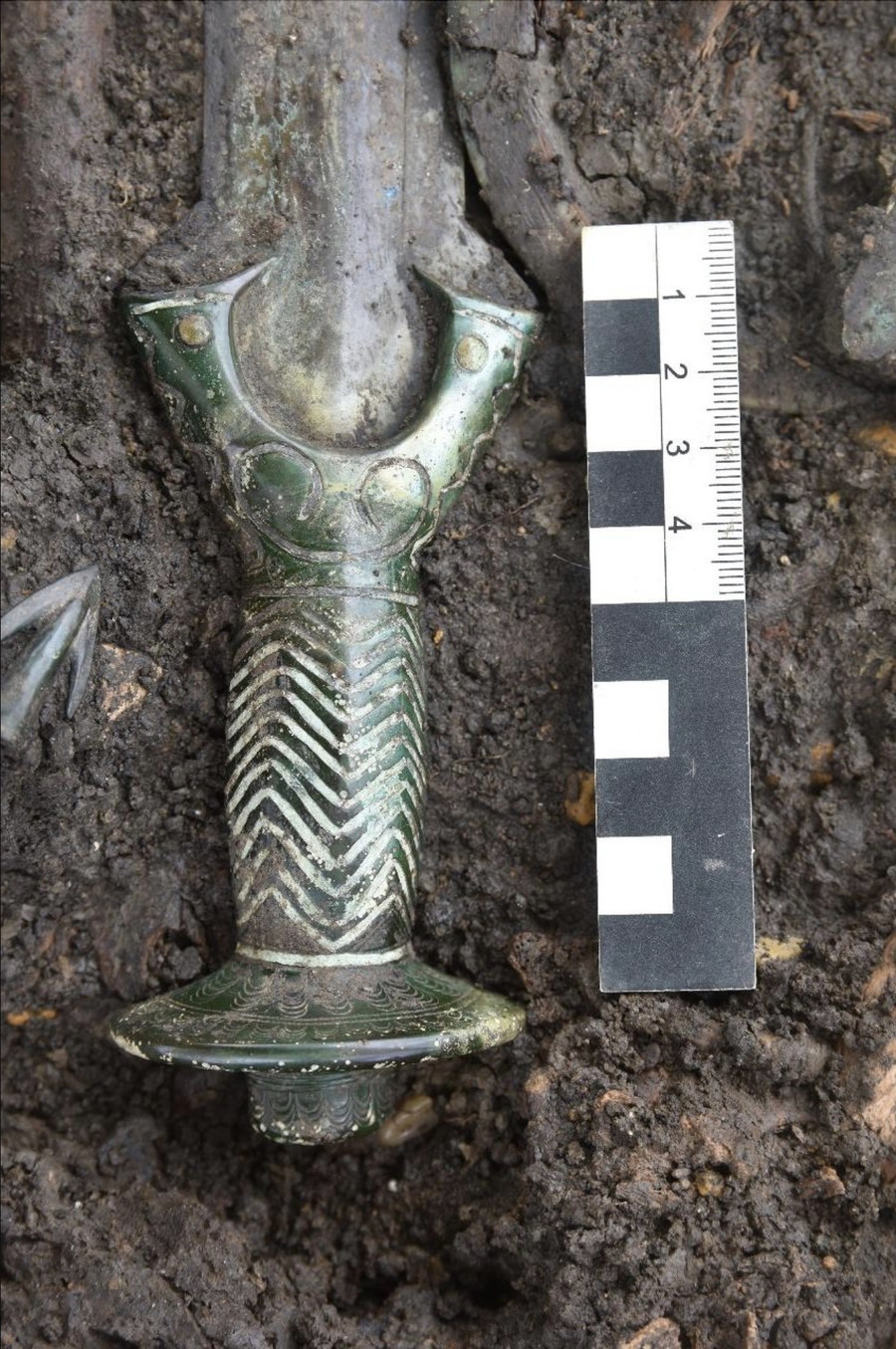 Những thanh kiếm có chuôi hình bát giác yêu cầu tay nghề cao để chế tác. Ảnh: Twitter/Nina Willburger Những thanh kiếm có chuôi hình bát giác yêu cầu tay nghề cao để chế tác. Ảnh: Twitter/Nina Willburger