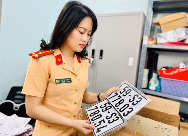 Từ ngày 15.8, biển số xe định danh được quản lý gắn với mã định danh của mỗi người. Ảnh: Vũ Phượng