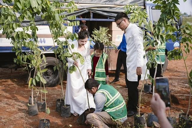 Chị Thu Hiền và anh Thành Kiên cùng trồng cây trước giờ làm lễ. Chị Thu Hiền và anh Thành Kiên cùng trồng cây trước giờ làm lễ.