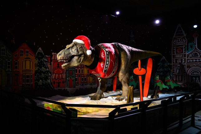 Mô hình khủng long bạo chúa được mặc áo và đội mũ Ông già Noel tại Bảo tàng Lịch sử Tự nhiên ở London (Anh). Ảnh: Getty Images Mô hình khủng long bạo chúa được mặc áo và đội mũ Ông già Noel tại Bảo tàng Lịch sử Tự nhiên ở London (Anh). Ảnh: Getty Images