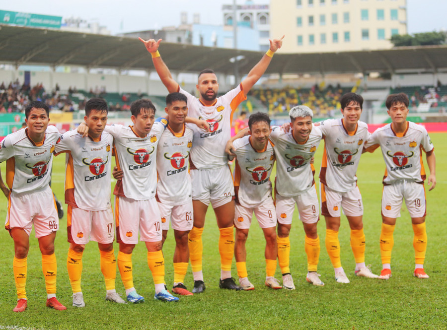 LPBank HAGL chỉ chắc suất trụ hạng ở những phút cuối cùng. Ảnh: Văn Ngọc LPBank HAGL chỉ chắc suất trụ hạng ở những phút cuối cùng. Ảnh: Văn Ngọc