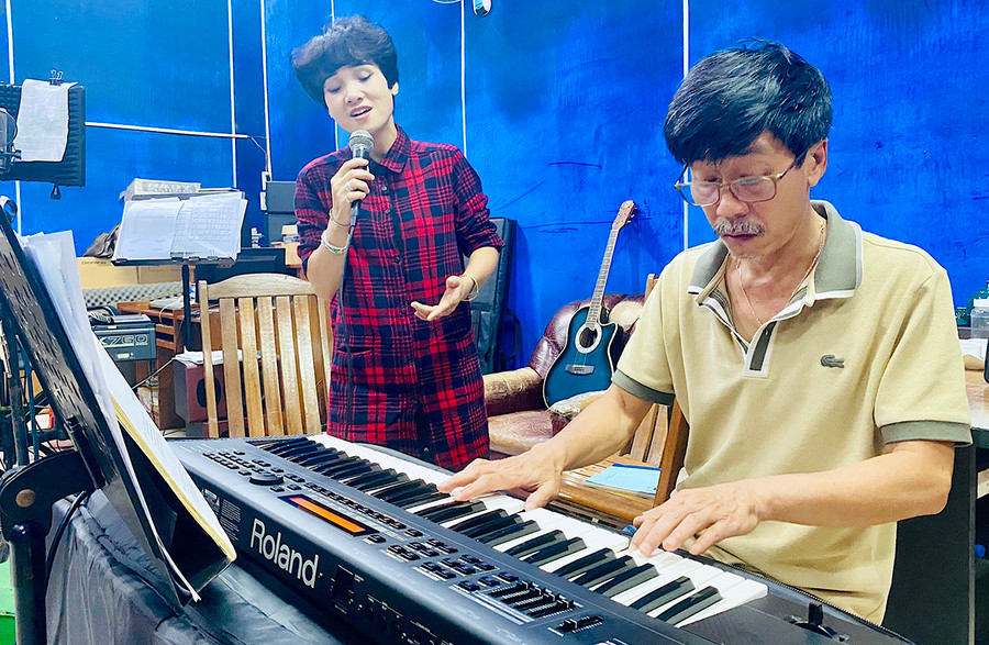 Ca sĩ Bích Mận (bìa trái) tập luyện để tham gia chương trình nghệ thuật chào mừng kỷ niệm 78 năm Cách mạng Tháng Tám và Quốc khánh 2-9 (1945-2023). Ảnh: M.T Ca sĩ Bích Mận (bìa trái) tập luyện để tham gia chương trình nghệ thuật chào mừng kỷ niệm 78 năm Cách mạng Tháng Tám và Quốc khánh 2-9 (1945-2023). Ảnh: M.T