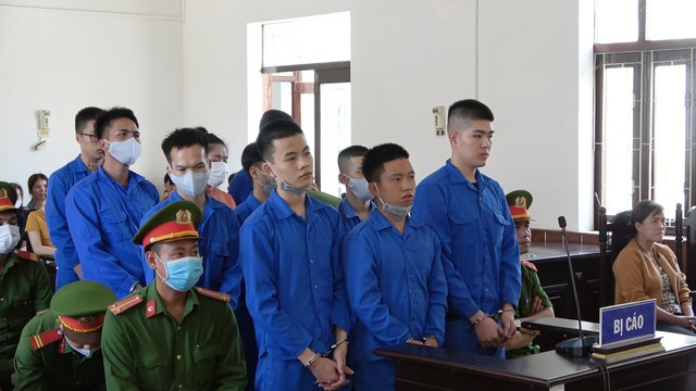 11 bị cáo bị đưa ra xét xử về tội giết người và gây rối trật tự công cộng. Ảnh: Văn Lai 11 bị cáo bị đưa ra xét xử về tội giết người và gây rối trật tự công cộng. Ảnh: Văn Lai