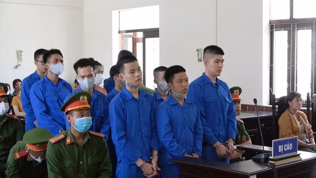 11 bị cáo bị đưa ra xét xử về tội giết người và gây rối trật tự công cộng. Ảnh: Văn Lai