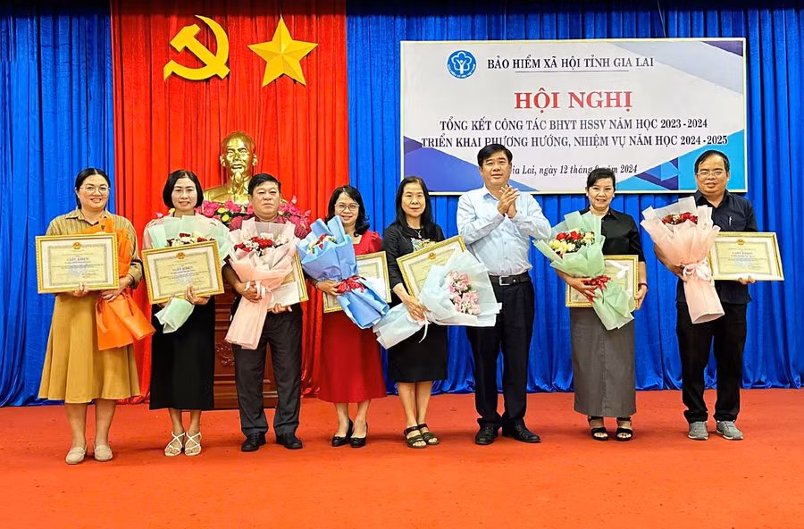 Ông Trần Ngọc Tuấn-Phó Giám đốc BHXH tỉnh trao tặng giấy khen cho các đơn vị trường học có thành tích xuất sắc trong tổ chức thực hiện chính sách BHYT cho HSSV năm học 2023-2024. Ảnh: N.N Ông Trần Ngọc Tuấn-Phó Giám đốc BHXH tỉnh trao tặng giấy khen cho các đơn vị trường học có thành tích xuất sắc trong tổ chức thực hiện chính sách BHYT cho HSSV năm học 2023-2024. Ảnh: N.N