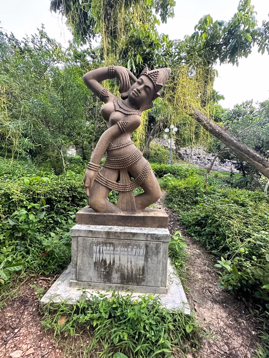 Tượng Apsara (phục chế) trên đường lên Tháp Nhạn. Ảnh: Như Ý