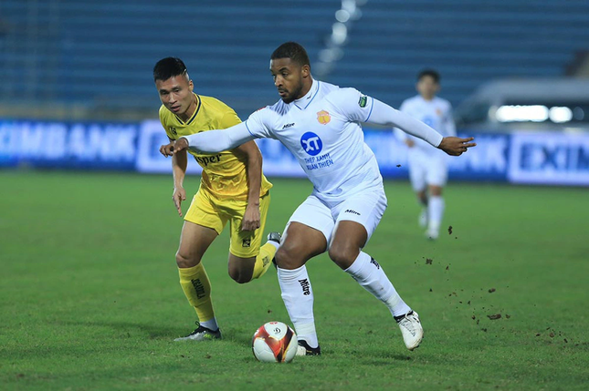 Tiền đạo Rafaelson (bên phải) – cây săn bàn số 1 V-League. Tiền đạo Rafaelson (bên phải) – cây săn bàn số 1 V-League.
