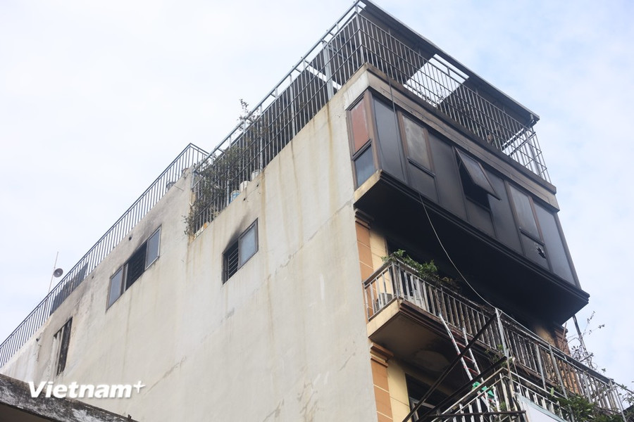 Hiện trạng ngôi nhà số 207 Định Công Hạ (Hoàng Mai, Hà Nội) sau vụ cháy thương tâm. (Ảnh: Hoài Nam/Vietnam+) Hiện trạng ngôi nhà số 207 Định Công Hạ (Hoàng Mai, Hà Nội) sau vụ cháy thương tâm. (Ảnh: Hoài Nam/Vietnam+)