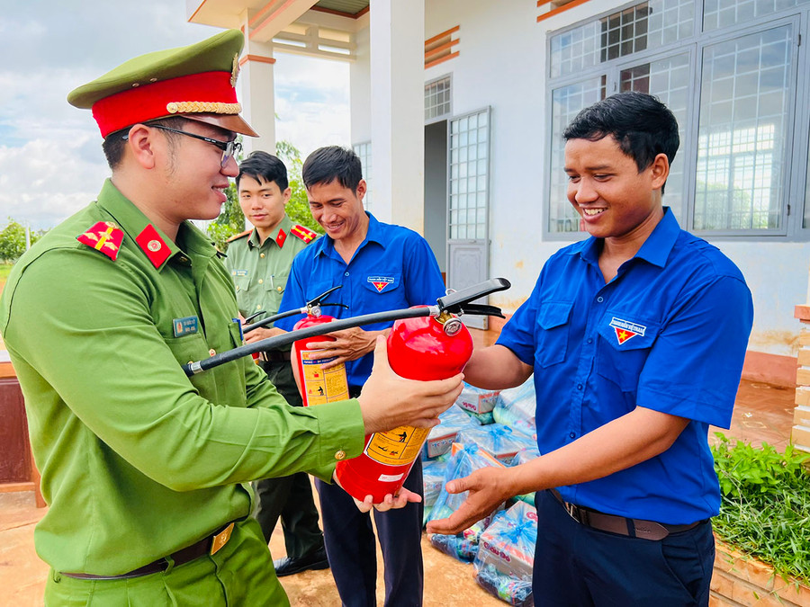 Đoàn cơ sở Công an huyện Chư Păh tặng bình chữa cháy cho đại diện các thôn, làng ở xã Ia Mơ Nông. Ảnh: P.L Đoàn cơ sở Công an huyện Chư Păh tặng bình chữa cháy cho đại diện các thôn, làng ở xã Ia Mơ Nông. Ảnh: P.L