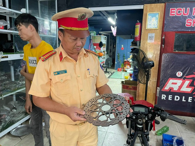 Đà Nẵng: Đột kích 2 lò độ chế xe máy, thu giữ hàng ngàn phụ tùng - Ảnh 2. Thu giữ các linh kiện, phụ tùng phục vụ việc độ chế xe máy. Ảnh: NGUYỄN TÚ