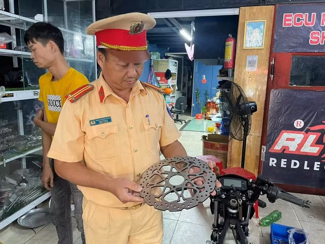 Thu giữ các linh kiện, phụ tùng phục vụ việc độ chế xe máy. Ảnh: NGUYỄN TÚ