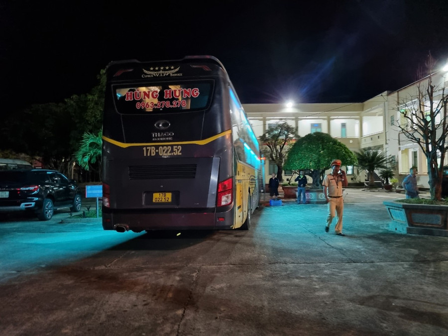 Xe khách BS 17B - 022.52 được đưa về trụ sở công. Ảnh Công an cung cấp