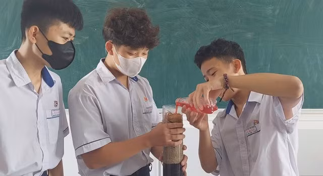 Các học sinh đổ nước ngọt Sting vào bộ lọc. Các học sinh đổ nước ngọt Sting vào bộ lọc.