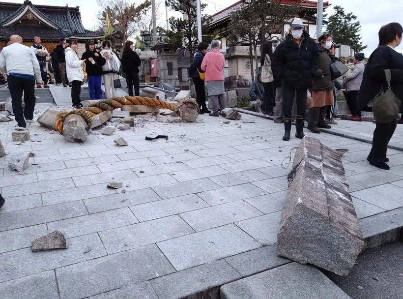 Cổng vào một đền thờ tại Kanazawa, tỉnh Ishikawa, Nhật Bản bị đổ sập sau động đất ngày 1/1/2024. (Ảnh: Kyodo/TTXVN) Cổng vào một đền thờ tại Kanazawa, tỉnh Ishikawa, Nhật Bản bị đổ sập sau động đất ngày 1/1/2024. (Ảnh: Kyodo/TTXVN)