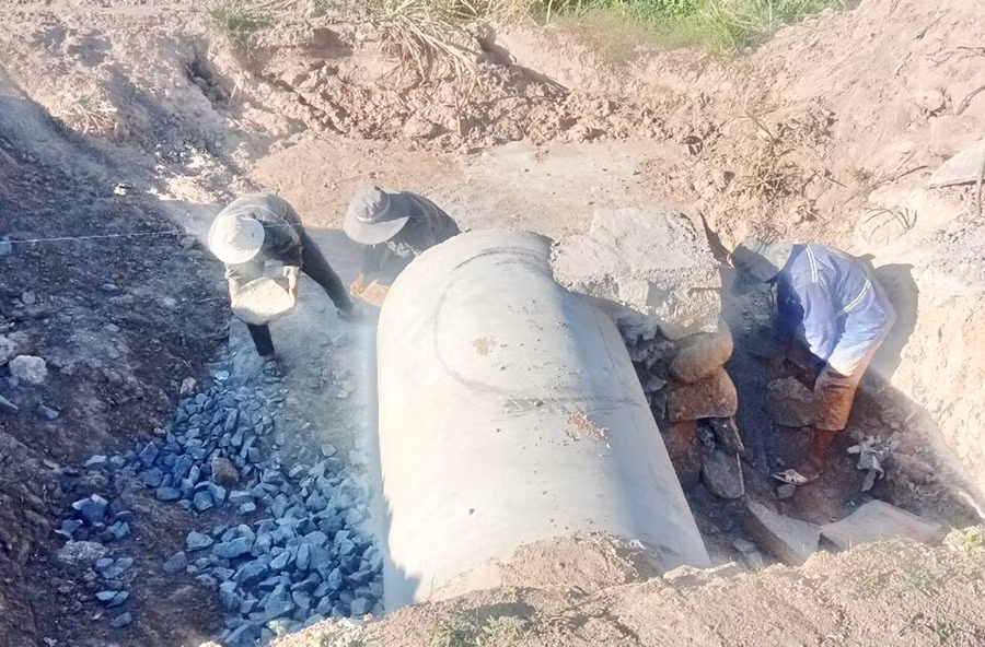 Thi công cống thoát nước tại dự án sắp xếp, bố trí ổn định các hộ dân tộc thiểu số du canh, du cư buôn Ma Giai, xã Đất Bằng. Ảnh: Lê Nam