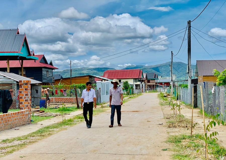 Khu tái định cư buôn Jứ (xã Ia Broăi, huyện Ia Pa) khởi sắc rõ nét nhờ được đầu tư hạ tầng, trồng cây xanh. Ảnh: Hồng Thương Khu tái định cư buôn Jứ (xã Ia Broăi, huyện Ia Pa) khởi sắc rõ nét nhờ được đầu tư hạ tầng, trồng cây xanh. Ảnh: Hồng Thương