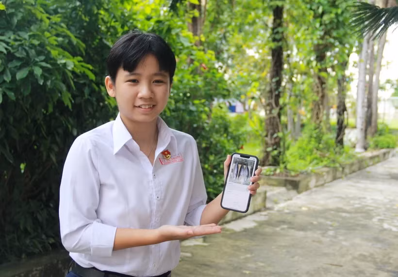 Em Nguyễn Xuân Phương Ngân, học sinh lớp 12A6, Trường THPT Lý Tự Trọng, thành phố Nha Trang, tỉnh Khánh Hòa, với app Marinet. (Ảnh: Phan Sáu/TTXVN)