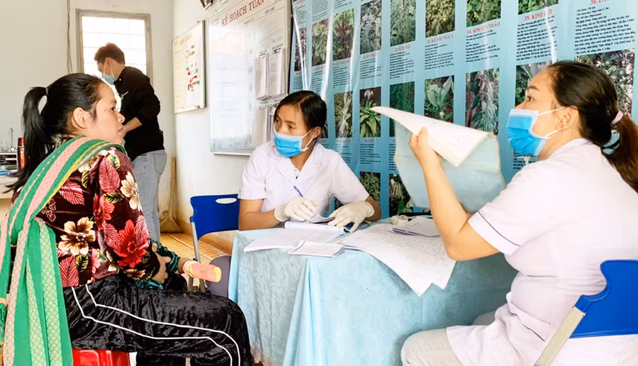 Cán bộ y tế xã Đak Sơ Mei (huyện Đak Đoa) hướng dẫn người dân tiêm vắc xin phòng bệnh dại khi bị chó, mèo cắn. Ảnh: N.N