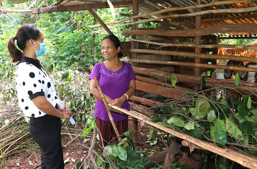 Gia đình bà Rmah H&apos;Nét (bìa phải, làng Kênh Săn, xã Ia Le) được Hội Liên hiệp phụ nữ xã hỗ trợ, giúp đỡ và đã thoát nghèo. Ảnh: Q.T