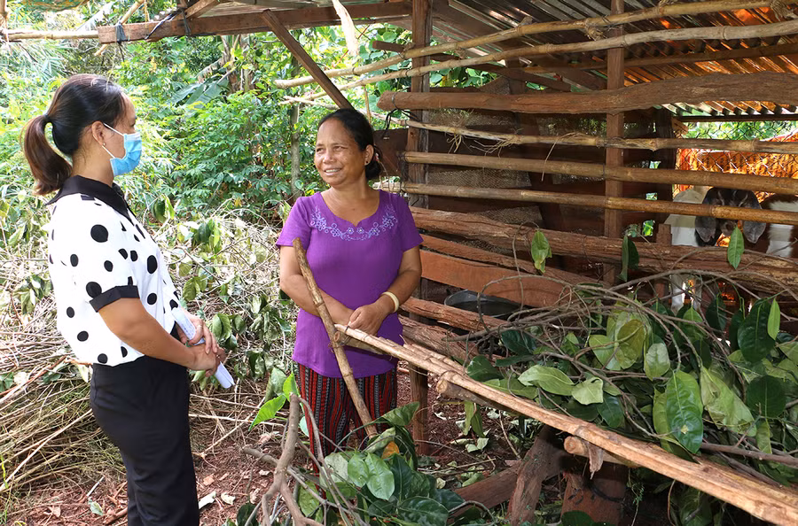 Gia đình bà Rmah H'Nét (bìa phải, làng Kênh Săn, xã Ia Le) được Hội Liên hiệp phụ nữ xã hỗ trợ, giúp đỡ và đã thoát nghèo. Ảnh: Q.T