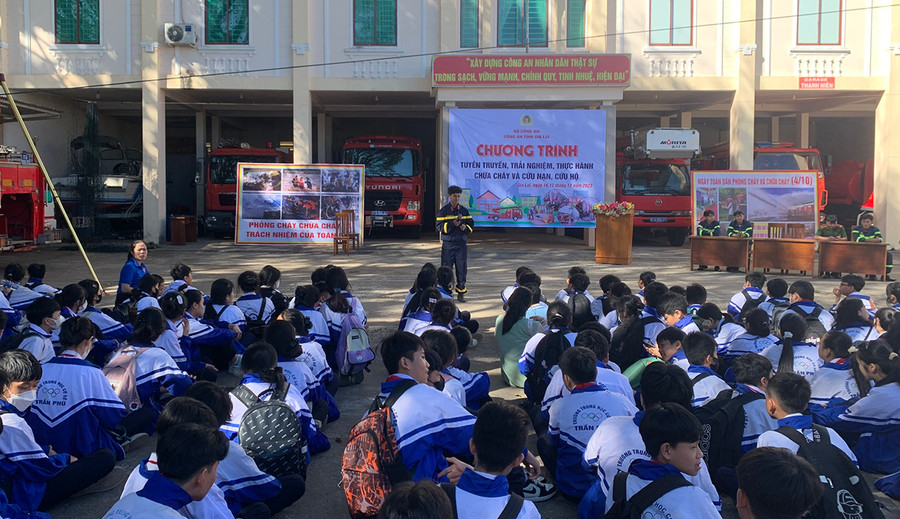 Quang cảnh chương trình tuyên truyền, trải nghiệm, thực hành chữa cháy và cứu nạn, cứu hộ. Ảnh: R.H Quang cảnh chương trình tuyên truyền, trải nghiệm, thực hành chữa cháy và cứu nạn, cứu hộ. Ảnh: R.H