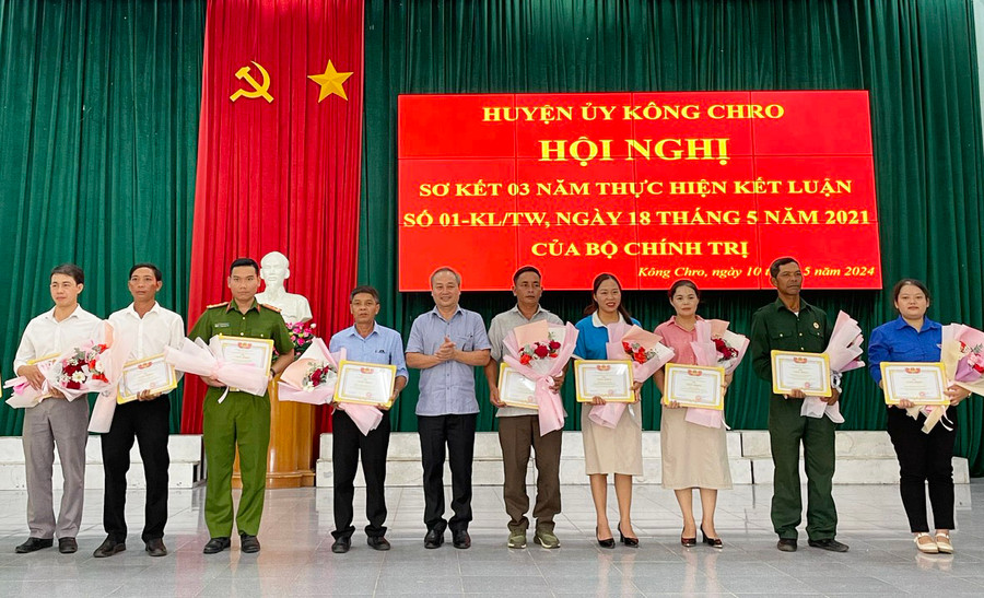 Phó Bí thư Thường trực Huyện ủy Kông Chro Nguyễn Thanh Minh tặng giấy khen cho các tập thể xuất sắc. Ảnh: Phương Liên