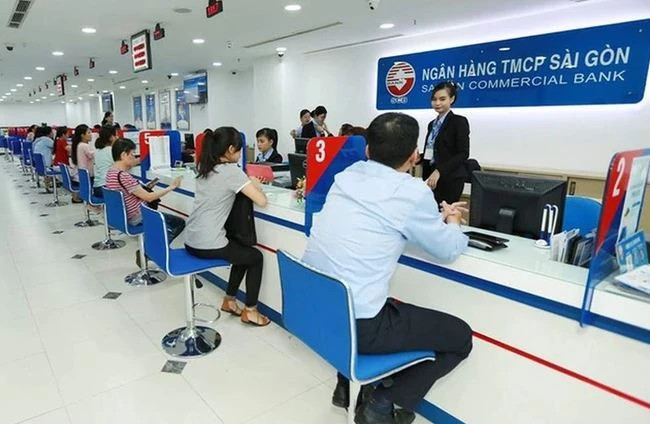 Giao dịch tại SCB. (Ảnh: CTV/Vietnam+)