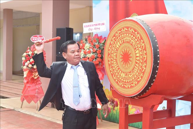 Tiếng trống khai giảng bắt đầu một năm học mới tại Trường Trung học Phổ thông Lê Duẩn (thành phố Buôn Ma Thuột). Ảnh: Nguyên Dung/TTXVN Tiếng trống khai giảng bắt đầu một năm học mới tại Trường Trung học Phổ thông Lê Duẩn (thành phố Buôn Ma Thuột). Ảnh: Nguyên Dung/TTXVN