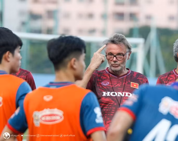 HLV Troussier chuẩn bị kỹ lưỡng cho màn trình diễn tại vòng loại Giải U23 châu Á 2024