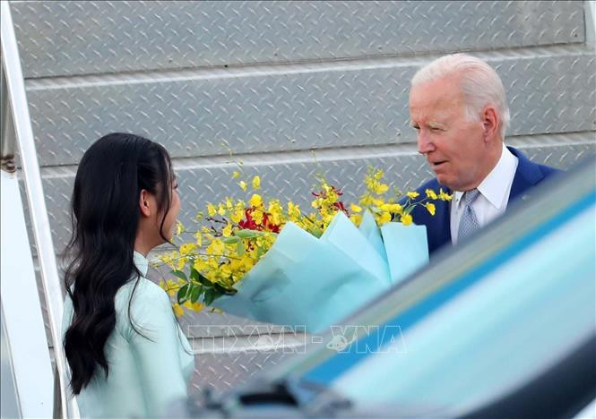 Thiếu nữ Thủ đô tặng hoa, chào mừng Tổng thống Hoa Kỳ Joe Biden đến Hà Nội, bắt đầu chuyến thăm cấp Nhà nước tới Việt Nam. Ảnh: An Đăng/TTXVN