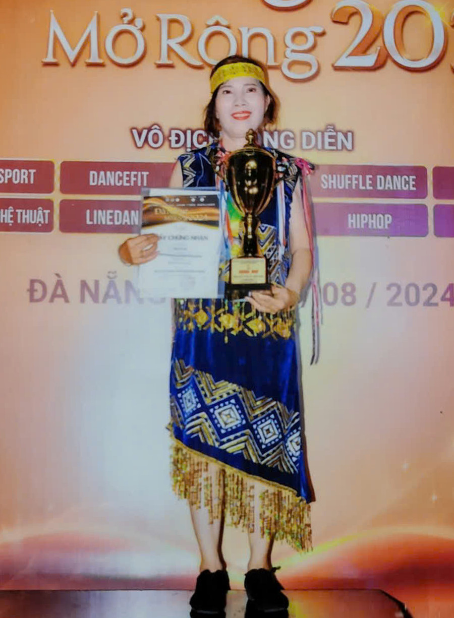 Bà Trần Thị Hải đạt giành huy chương bạc tại Giải Khiêu vũ thể thao-Aerobic fitness - Shuffle dance Đà Nẵng mở rộng 2024 (ảnh NVCC).