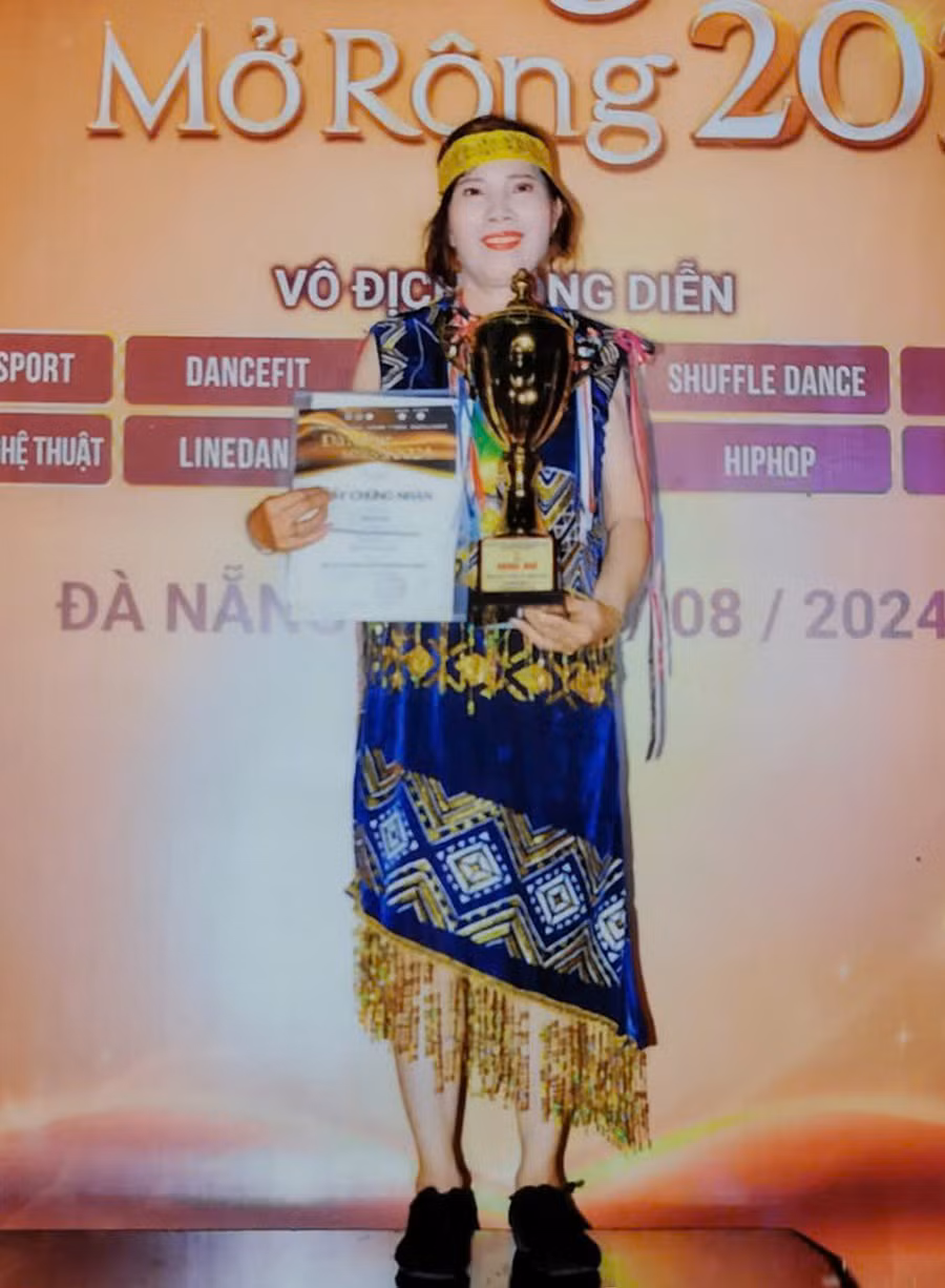 Bà Trần Thị Hải đạt giành huy chương bạc tại Giải Khiêu vũ thể thao-Aerobic fitness - Shuffle dance Đà Nẵng mở rộng 2024 (ảnh NVCC).