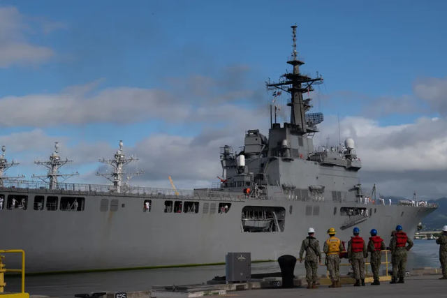 Tàu đổ bộ JS Kunisaki của Nhật Bản tại Hawaii. Ảnh: Al Jazeera