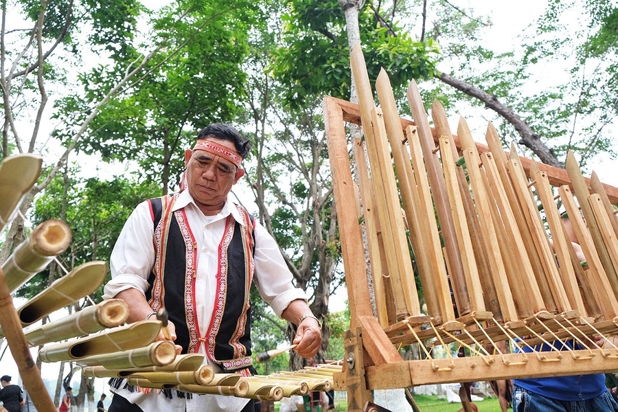 Nghệ nhân Rơ Châm Luih biết chế tác và chơi thành thạo nhiều loại nhạc cụ. Ảnh: M.C Nghệ nhân Rơ Châm Luih biết chế tác và chơi thành thạo nhiều loại nhạc cụ. Ảnh: M.C