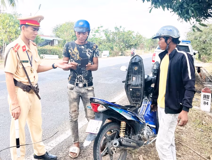 Công an huyện Krông Pa tuần tra, kiểm soát, xử lý vi phạm về trật tự an toàn giao thông. Ảnh: Minh Nguyễn