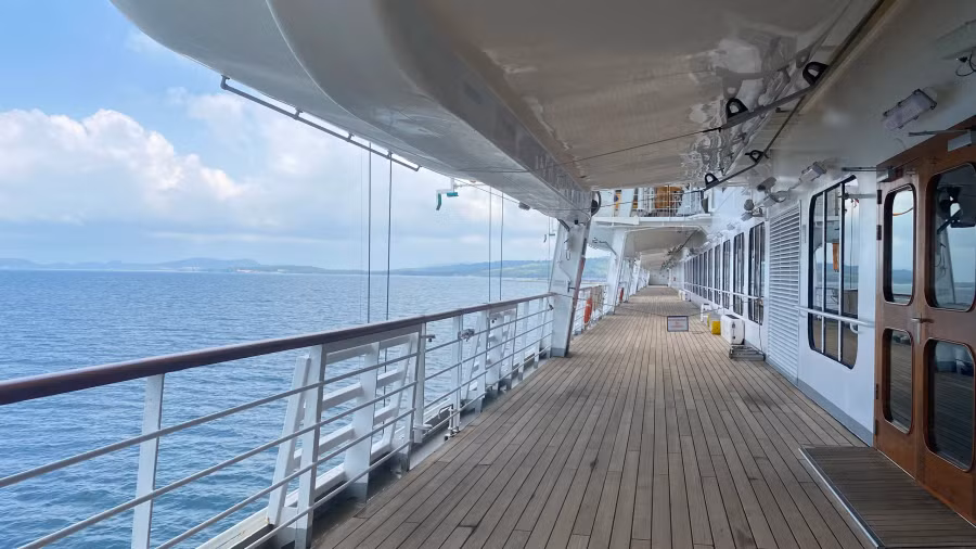 Bên hông con tàu có nơi du khách có thể đứng ngắm biển khơi. Ảnh: HOÀNG TRUNG
