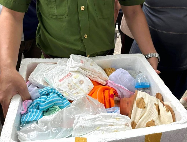 Sau khi được cứu lên bờ, Công an phường Vinh Tân đã đưa cháu bé về Trạm Y tế phường để kiểm tra sức khỏe rồi chuyển đến Bệnh viện Sản nhi Nghệ An để điều trị. Sau khi được cứu lên bờ, Công an phường Vinh Tân đã đưa cháu bé về Trạm Y tế phường để kiểm tra sức khỏe rồi chuyển đến Bệnh viện Sản nhi Nghệ An để điều trị.